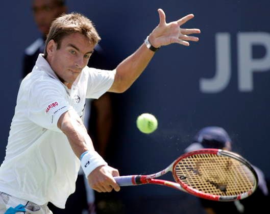 USA US OPEN TENNIS Tommy Robredo of Spain hits a backhand return epa000516183 Tommy Robredo of Spain hits a backhand return to Gustavo Kuerten of Brazil during their second round match on day four of the 2005 US Open Tennis Tournament at the US Tennis Center in Flushing Meadows, New York Thursday 01 September 2005. NEW YORK United States  Copyright: xELIOTxJ.xSCHECHTERx