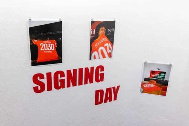 Ausstellung Han-Noah Massengo gibt Einblicke hinter die Kulissen des Profifussballs, Fussball, 1. Bundesliga, 09.07.2026 Augsburg Bayern Deutschland *** Exhibition by Han Noah Massengo offers a behind-the-scenes look at professional soccer, Soccer, Bundesliga 1, July 9, 2026, Augsburg, Bavaria, Germany Copyright: xkolbert-press ChristianxKolbertx