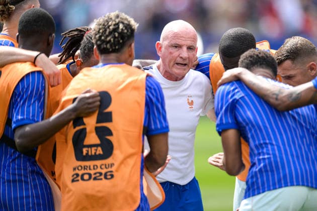 Fußball, WM 2026, 20260709, Frankreich - Marokko. Im Bild Aufwärmen, Co-Trainer Frankreich Guy STEPHAN spricht zum Team im Kreis. Foxborough Boston-Stadion Massachusetts Vereinigte Staaten von Amerika *** Soccer, 2026 World Cup, 20260709, France vs. Morocco. Pictured: Warm-up; France assistant coach Guy STEPHAN speaks to the team in a huddle at Foxborough Stadium in Boston, Massachusetts, United States of America Copyright: Passion2Press MarkusxFischerx