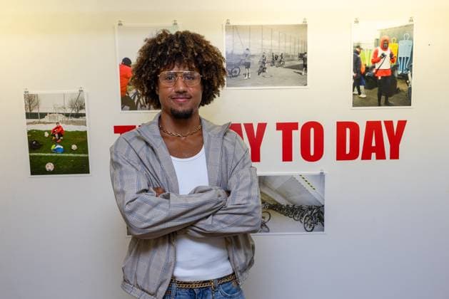 Han-Noah Massengo 4 (FC Augsburg) vor seiner Fotowand, Ausstellung Han-Noah Massengo gibt Einblicke hinter die Kulissen des Profifussballs, Fussball, 1. Bundesliga, 09.07.2026 Augsburg Bayern Deutschland *** Han Noah Massengo 4 of FC Augsburg in front of his photo wall; the Han Noah Massengo exhibition offers a behind-the-scenes look at professional soccer; soccer; Bundesliga 1; July 9, 2026; Augsburg, Bavaria, Germany Copyright: xkolbert-press ChristianxKolbertx