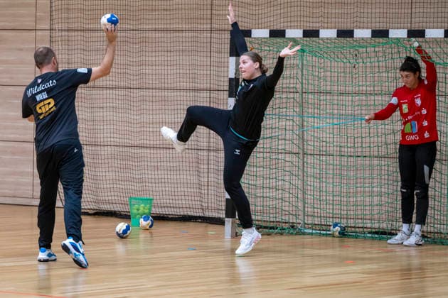 Handball Bundesliga Frauen,HBF, Saison 2026 2027-SV Union Halle-Neustadt Training Halle, Deutschland 09.Juli 2026: Im Bild:v.li.Tortwarttrainer Andreas Wiese (Halle),Neuzugang Torhueterin Lena Schmied (Halle) und Torhueterin Marijana Ilic (Halle) Halle Saale SWH Arena Sachsen-Anhalt Deutschland *** Women s Handball Bundesliga (HBF), 2026–2027 Season, SV Union Halle Neustadt Training in Halle, Germany, July 9, 2026. Pictured from left: Goalkeeper coach Andreas Wiese (Halle), new goalkeeper Lena Schmied (Halle), and goalkeeper Marijana Ilic (Halle). Halle an der Saale, SWH Arena, Saxony-Anhalt, Germany