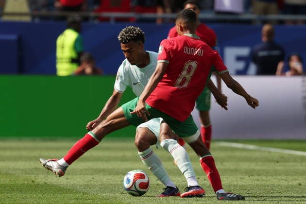 FIFA World Cup, WM, Weltmeisterschaft, Fussball 2026 quarterfinals - France vs Morocco Desire Doue of France (L) in action against Azzedine Ounahi of Morocco (R) during the FIFA World Cup 2026 quarterfinals match France against Morocco, in Boston, Massachusetts, USA, 09 July 2026. BOSTON United States  Copyright: xSARAHxYENESELx