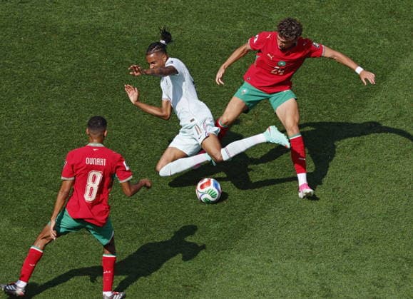 FIFA World Cup, WM, Weltmeisterschaft, Fussball 2026 quarterfinals - France vs Morocco Michael Olise of France (C) and Neil El Aynaoui of Morocco (R) in action during the FIFA World Cup 2026 quarterfinals match France against Morocco, in Boston, USA, 09 July 2026. BOSTON United States  Copyright: xGREGxM.xCOOPERx