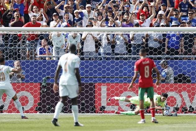FOXBOROUGH - (LR) Kylian Mbappe of France vs Morocco goalkeeper Yassine Bounou saves a penalty during the 2026 FIFA World Cup, WM, Weltmeisterschaft, Fussball quarter-final match between France and Morocco at Boston Stadium on July 9, 2026, in Foxborough, Massachusetts, United States. MAURICE VAN STEEN ANP FIFA World Cup 2026 - quarter final 2026 xVIxANPxSportx xMauricexvanxSteenxIVx 563228138 originalFilename: 563228138.jpg