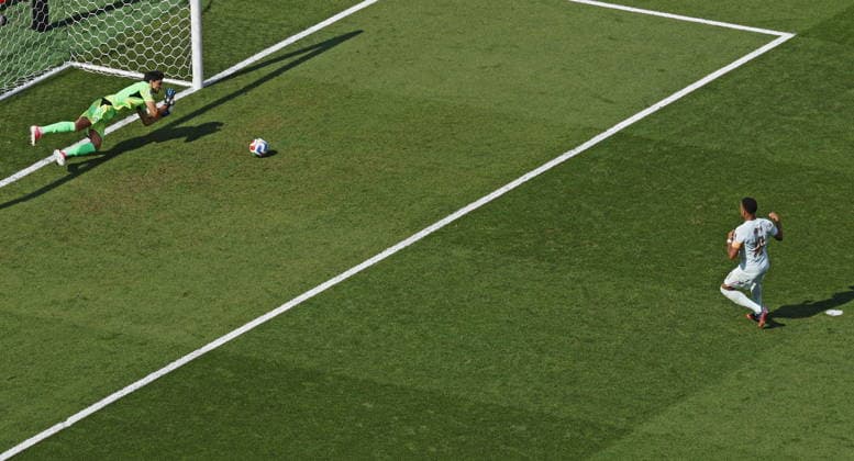 FIFA World Cup, WM, Weltmeisterschaft, Fussball 2026 quarterfinals - France vs Morocco Morocco goalkeeper Yassine Bono Bounou (L) saves a penalty shot by Kylian Mbappe of France (R) during the FIFA World Cup 2026 quarterfinals match France against Morocco, in Boston, USA, 09 July 2026. BOSTON United States  Copyright: xGREGxM.xCOOPERx