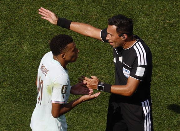 FIFA World Cup, WM, Weltmeisterschaft, Fussball 2026 quarterfinals - France vs Morocco Kylian Mbappe of France (L) argues with referee Facundo Tello during the FIFA World Cup 2026 quarterfinals match France against Morocco, in Boston, USA, 09 July 2026. BOSTON United States  Copyright: xGREGxM.xCOOPERx