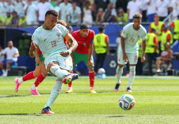 Kylian Mbappe of France (10) takes a penalty kick after being fouled inside the box by Morocco s Noussair Mazraoui in the first half of a Quarter-final FIFA World Cup, WM, Weltmeisterschaft, Fussball match at Boston Stadium in Foxborough, Massachusetts, on Thursday, July 9, 2026. Mbappe s penalty kick was blocked by Morocco s goalkeeper Yassine Bounou.  BOS20260709805 CHRISTIANxBRUNSKILL
