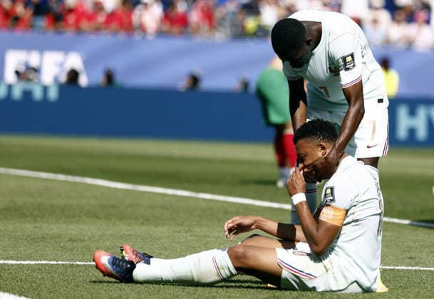 FIFA World Cup, WM, Weltmeisterschaft, Fussball 2026 quarterfinals - France vs Morocco Kylian Mbappe of France (down) reacts with Ousmane Dembele of France during the FIFA World Cup 2026 quarterfinals match France against Morocco, in Boston, USA, 09 July 2026. BOSTON United States  Copyright: xWILLxOLIVERx