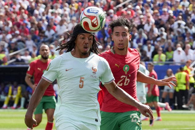 Jules Koundé (L) of France vies for the ball with Anass Salah-Eddine of Morocco during a 2026 FIFA World Cup, WM, Weltmeisterschaft, Fussball quarterfinal match between France and Morocco at Gillette stadium in Foxborough, United States, 09 July 2026. FIFA World Cup 2026 quarterfinals - France vs. Morocco !ACHTUNG: NUR REDAKTIONELLE NUTZUNG!  Copyright: xÁngelxColmenaresx GR4084 20260709-55020851868_1