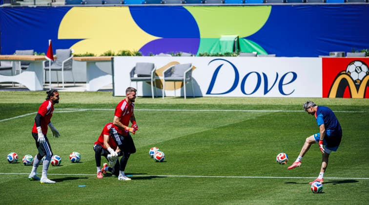 Spain national team, Nationalteam World Cup 09 07 2026 David Raya of Spain (L) Unai Simon of Spain (C) and Joan Garcia of Spain (R) with Miguel Angel Espana during the Spanish national team s training session at Carson Sports Park in Los Angeles LA, United States of America on July 09, 2026. Photo (PGS Photo Agency) Los Angeles usa Copyright: xPGSxPhotoxAgencyx