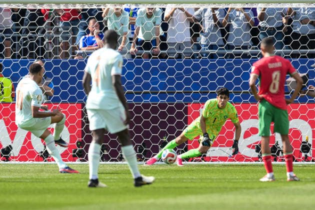 Fußball, WM 2026, 20260709, Frankreich - Marokko. Im Bild v.l. Kylian MBAPPE (Frankreich, 10), Torwart Yassine BOUNOU (Marokko, 1) Elfmeter. Foxborough Boston-Stadion Massachusetts Vereinigte Staaten von Amerika *** Soccer, 2026 World Cup, 20260709, France vs. Morocco. Pictured, from left: Kylian Mbappé (France), No. 10; goalkeeper Yassine Bounou (Morocco), No. 1; penalty kick at Foxborough Stadium in Boston, Massachusetts, United States of America Copyright: Passion2Press MarkusxFischerx
