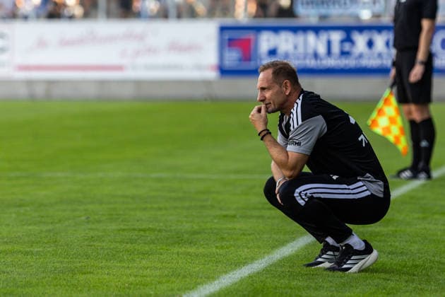 09.07.2026, GER, Testspiel, Saison 2026 2027), Chemnitz, Chemnitzer FC - 1. FC Union Berlin Mauro Lustrinelli (Coach 1. FC Union Berlin) hockt (Nur 1. - 3. Liga: DFB DFL regulations prohibit any use of photographs as image sequences and or quasi-video) *** July 9, 2026, GER, Friendly Match, 2026–2027 Season, Chemnitz, Chemnitzer FC vs. 1. FC Union Berlin. Mauro Lustrinelli, coach of 1. FC Union Berlin, sits on the bench. Only 1. 3. Liga. DFB and DFL regulations prohibit any use of photographs as image sequences and or quasi-video. nordphotoxGmbHx xNachnamexFotograf nph00051