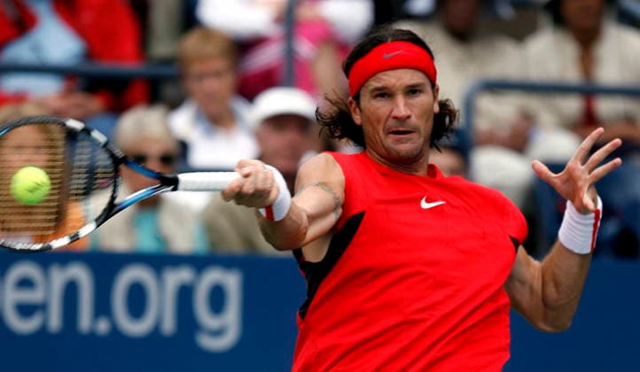 USA TENNIS US OPEN US OPEN TENNIS TOURNAMENT epa00806869 Carlos Moya of Spain hits a forehand return to Paul-Henri Mathieu of France during their second round match on the fifth day of the 2006 US Open tennis tournament in Flushing Meadows, New York Friday, 01 September 2006. FLUSHING MEADOWS United States  Copyright: xANDREWxGOMBERTx