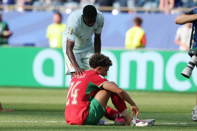 FIFA World Cup, WM, Weltmeisterschaft, Fussball 2026 quarterfinals - France vs Morocco Ousmane Dembele of France interacts with Neil El Aynaoui of Morocco after the FIFA World Cup 2026 quarterfinals match France against Morocco, in Boston, Massachusetts, USA, 09 July 2026. BOSTON United States  Copyright: xSARAHxYENESELx