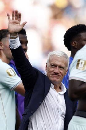 FIFA World Cup, WM, Weltmeisterschaft, Fussball 2026 quarterfinals - France vs Morocco France s head coach Didier Deschamps greets their supporters after winning the FIFA World Cup 2026 quarterfinals match France against Morocco, in Boston, Massachusetts, USA, 09 July 2026. BOSTON United States  Copyright: xWILLxOLIVERx