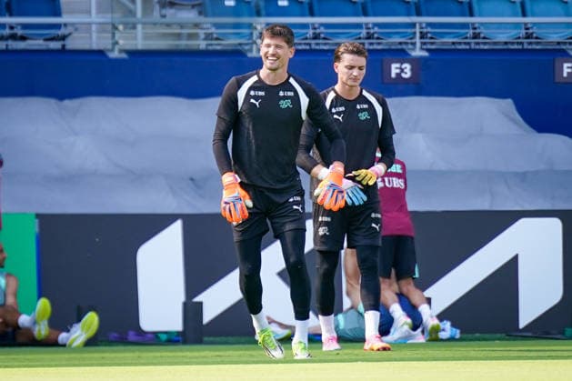 USA: Fußball FIFA World Cup, WM, Weltmeisterschaft, Fussball 2026, WM, Weltmeisterschaft, Viertelfinale, Matchday -2, Training Schweizer Nationalmannschaft vor dem Viertelfinalspiel Argentinien vs Schweiz im Sporting KC Stadium in Kansas City, Kansas: Gregor Kobel (Schweiz, 1) Marvin Keller (Schweiz, 21) *** USA Soccer 2026 FIFA World Cup, World Cup, World Championship, Quarterfinals, Matchday 2, Swiss national team training ahead of the Argentina vs. Switzerland quarterfinal match at Sporting KC Stadium in Kansas City, Kansas Gregor Kobel (Switzerland), 1 Marvin Keller (Switzerland), 21 Copyright: xJOERANxSTEINSIEKx