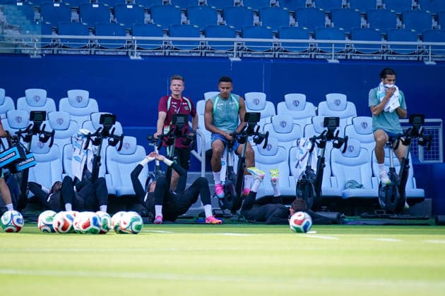 USA: Fußball FIFA World Cup, WM, Weltmeisterschaft, Fussball 2026, WM, Weltmeisterschaft, Viertelfinale, Matchday -2, Training Schweizer Nationalmannschaft vor dem Viertelfinalspiel Argentinien vs Schweiz im Sporting KC Stadium in Kansas City, Kansas: Dan Ndoye (Schweiz, 11) Granit Xhaka (Schweiz, 10) Manuel Akanji (Schweiz, 5) Ruben Vargas (Schweiz, 17) und Betreuer, Staff, weitere Teammitglieder. *** USA Soccer 2026 FIFA World Cup, World Cup, World Championship, Quarterfinals, Matchday 2, Swiss national team training ahead of the quarterfinal match between Argentina and Switzerland at Sporting KC Stadium in Kansas City, Kansas: Dan Ndoye (Switzerland), 11; Granit Xhaka (Switzerland), 10; Manuel Akanji (Switzerland), 5; Ruben Vargas (Switzerland), 17; and coaches, staff, and other team members Copyright: xJOERANxSTEINSIEKx