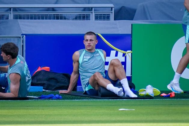 USA: Fußball FIFA World Cup, WM, Weltmeisterschaft, Fussball 2026, WM, Weltmeisterschaft, Viertelfinale, Matchday -2, Training Schweizer Nationalmannschaft vor dem Viertelfinalspiel Argentinien vs Schweiz im Sporting KC Stadium in Kansas City, Kansas: Miro Muheim (Schweiz, 2) *** USA Soccer 2026 FIFA World Cup, World Cup, World Championship, Quarterfinals, Matchday 2, Swiss national team training ahead of the Argentina vs. Switzerland quarterfinal match at Sporting KC Stadium in Kansas City, Kansas; Miro Muheim, Switzerland, 2 Copyright: xJOERANxSTEINSIEKx