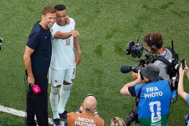 FOXBOROUGH, MA - JULY 09: Jurgen Klopp interviews Kylian Mbappe 10 of France at the conclusion of the FIFA World Cup, WM, Weltmeisterschaft, Fussball 2026 quarter-final match between France and Morocco on July 9, 2026, at Boston Stadium in Foxborough, MA. (Photo by M. Anthony Nesmith Icon Sportswire) SOCCER: JUL 09 FIFA World Cup 26 Quarter-Final - France v Morocco EDITORIAL USE ONLY Icon26070948