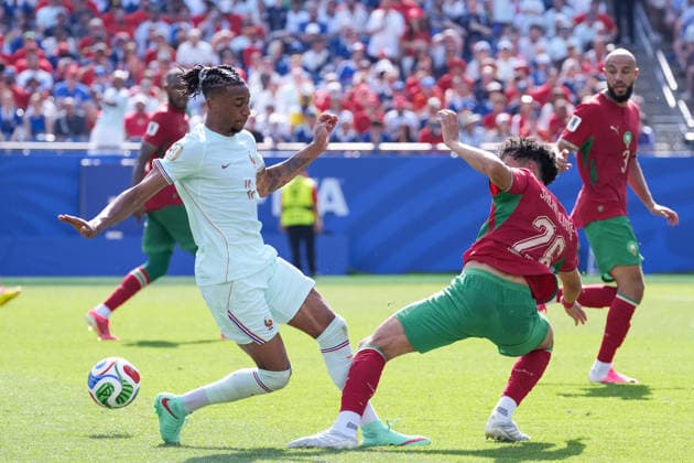 Michael Olise of France (L) and Anass Salah-Eddine of Morocco (R) fight for possession during a FIFA Men’s World Cup 2026 quarter-final football match between France and Morocco at Boston Stadium, in Foxborough on July 09th 2026 (Photo by Alexandra Fechete SPP)  Copyright: xAlexandraxFechete SPPx Sportspressphoto_SPR188179
