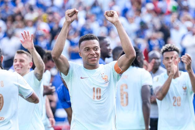 Kylian Mbappe of France and team mates applaud fans after the 2-0 win during the FIFA Men’s World Cup 2026 quarter-final football match between France and Morocco at Boston Stadium, in Foxborough on July 09th 2026 (Photo by Alexandra Fechete SPP)  Copyright: xAlexandraxFechete SPPx Sportspressphoto_SPR188241