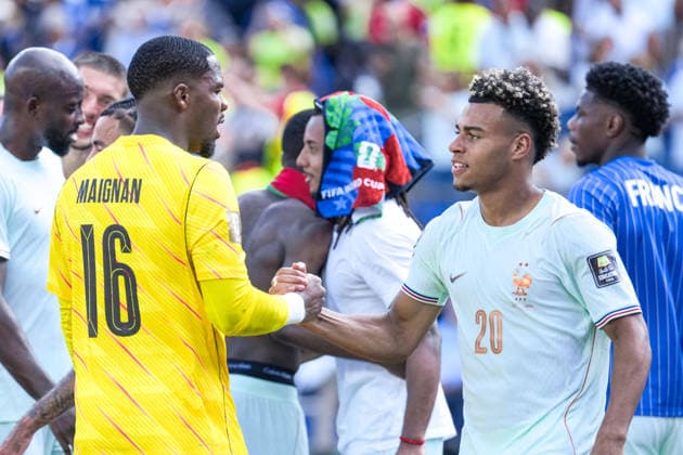 Mike Maignan of France (L) shake hands with Ayoub El Kaabi of Morocco (R) during a FIFA Men’s World Cup 2026 quarter-final football match between France and Morocco at Boston Stadium, in Foxborough on July 09th 2026 (Photo by Alexandra Fechete SPP)  Copyright: xAlexandraxFechete SPPx Sportspressphoto_SPR188243