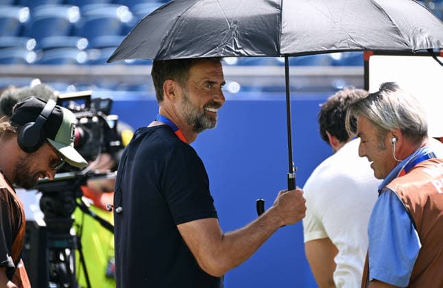 Fussball, Länderspiel, Herren, FIFA World Cup, WM, Weltmeisterschaft, Fussball 2026, Fussball-Weltmeisterschaft, USA, Achtelfinale, Gilette Stadium Boston: Frankreich - Marokko 2:0; Magenta TV Experte Jürgen Klopp unter einem Sonnenschirm. Einzelbild, Portraits, Porträt. *** Soccer, International Match, Men s, 2026 FIFA World Cup, Soccer World Cup, USA, Round of 16, Gilette Stadium, Boston, France vs. Morocco 2–0, Magenta TV expert Jürgen Klopp under a parasol, still image, portraits, portrait