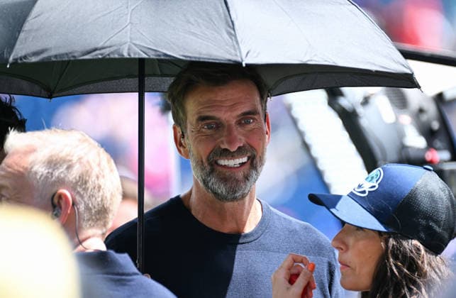 Fussball, Länderspiel, Herren, FIFA World Cup, WM, Weltmeisterschaft, Fussball 2026, Fussball-Weltmeisterschaft, USA, Achtelfinale, Gilette Stadium Boston: Frankreich - Marokko 2:0; Magenta TV Experte Jürgen Klopp unter einem Sonnenschirm. Einzelbild, Portraits, Porträt. *** Soccer, International Match, Men s, 2026 FIFA World Cup, Soccer World Cup, USA, Round of 16, Gilette Stadium, Boston, France vs. Morocco 2–0, Magenta TV expert Jürgen Klopp under a parasol, still image, portraits, portrait