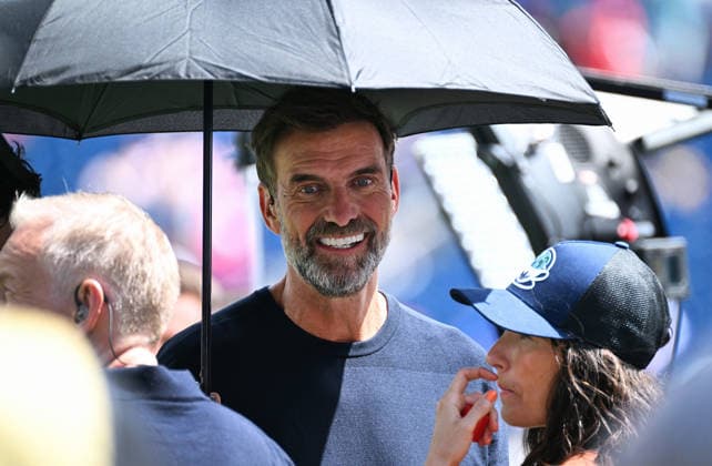 Fussball, Länderspiel, Herren, FIFA World Cup, WM, Weltmeisterschaft, Fussball 2026, Fussball-Weltmeisterschaft, USA, Achtelfinale, Gilette Stadium Boston: Frankreich - Marokko 2:0; Magenta TV Experte Jürgen Klopp unter einem Sonnenschirm. Einzelbild, Portraits, Porträt. *** Soccer, International Match, Men s, 2026 FIFA World Cup, Soccer World Cup, USA, Round of 16, Gilette Stadium, Boston, France vs. Morocco 2–0, Magenta TV expert Jürgen Klopp under a parasol, still image, portraits, portrait