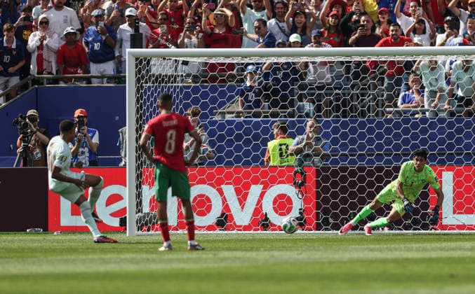 260710 -- BOSTON, July 10, 2026 -- Yassine Bounou R, goalkeeper of Morocco makes a save during the quarter final match between France and Morocco at the 2026 FIFA World Cup, WM, Weltmeisterschaft, Fussball at Boston Stadium in Boston, the United States, July 9, 2026. SPU.S.-BOSTON-FOOTBALL-FIFA WORLD CUP-QUARTER FINAL-FRA VS MAR HuxXingyu  (SP)U.S.-BOSTON-FOOTBALL-FIFA WORLD CUP-QUARTER FINAL-FRA VS MAR IMAGO HuxXingyu  imago images 0861205748