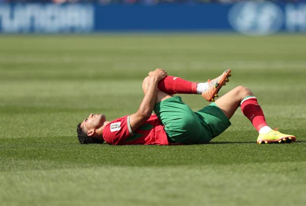 260710 -- BOSTON, July 10, 2026 -- Achraf Hakimi of Morocco falls down during the quarter final match between France and Morocco at the 2026 FIFA World Cup, WM, Weltmeisterschaft, Fussball at Boston Stadium in Boston, the United States, July 9, 2026. SPU.S.-BOSTON-FOOTBALL-FIFA WORLD CUP-QUARTER FINAL-FRA VS MAR XuxZijian  (SP)U.S.-BOSTON-FOOTBALL-FIFA WORLD CUP-QUARTER FINAL-FRA VS MAR IMAGO XuxZijian  imago images 0861207372