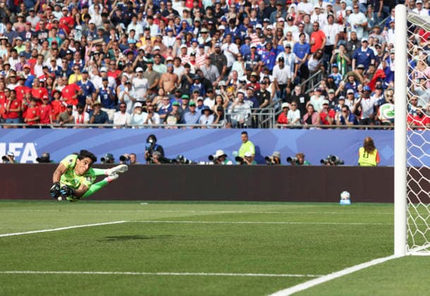260710 -- BOSTON, July 10, 2026 -- Yassine Bounou, goalkeeper of Morocco, fails to save a goal during the quarter final match between France and Morocco at the 2026 FIFA World Cup, WM, Weltmeisterschaft, Fussball at Boston Stadium in Boston, the United States, July 9, 2026. SPU.S.-BOSTON-FOOTBALL-FIFA WORLD CUP-QUARTER FINAL-FRA VS MAR XuxZijian  (SP)U.S.-BOSTON-FOOTBALL-FIFA WORLD CUP-QUARTER FINAL-FRA VS MAR IMAGO XuxZijian  imago images 0861208738