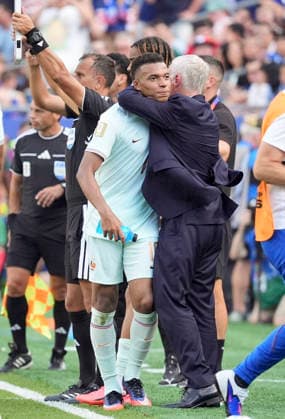 260710 -- BOSTON, July 10, 2026 -- Kylian Mbappe front L of France hugs head coach Didier Deschamps front R during the quarter final match between France and Morocco at the 2026 FIFA World Cup, WM, Weltmeisterschaft, Fussball at Boston Stadium in Boston, the United States, July 9, 2026. SPU.S.-BOSTON-FOOTBALL-FIFA WORLD CUP-QUARTER FINAL-FRA VS MAR LuixSiuxWai  (SP)U.S.-BOSTON-FOOTBALL-FIFA WORLD CUP-QUARTER FINAL-FRA VS MAR IMAGO LuixSiuxWai  imago images 0861209997