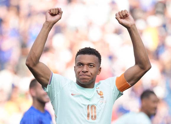 260710 -- BOSTON, July 10, 2026 -- Kylian Mbappe of France greets the audience after the quarter final match between France and Morocco at the 2026 FIFA World Cup, WM, Weltmeisterschaft, Fussball at Boston Stadium in Boston, the United States, July 9, 2026. SPU.S.-BOSTON-FOOTBALL-FIFA WORLD CUP-QUARTER FINAL-FRA VS MAR LuixSiuxWai  (SP)U.S.-BOSTON-FOOTBALL-FIFA WORLD CUP-QUARTER FINAL-FRA VS MAR IMAGO LuixSiuxWai  imago images 0861210689