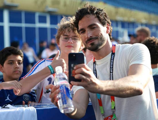 (260710) -- BOSTON, July 10, 2026 -- German football player Mats Hummels poses with fans after the quarter final match between France and Morocco at the 2026 FIFA World Cup, WM, Weltmeisterschaft, Fussball at Boston Stadium in Boston, the United States, July 9, 2026. ) (SP)U.S.-BOSTON-FOOTBALL-FIFA WORLD CUP-QUARTER FINAL-FRA VS MAR HuxXingyu 