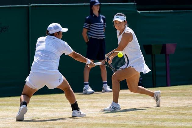 (260710) -- LONDON, July 10, 2026 -- Jiang Xinyu Xu Yifan (R) compete during the women s doubles quarterfinal match between Ingrid Neel (Estonia) Giuliana Olmos (Mexico) and Jiang Xinyu Xu Yifan of China at the Wimbledon Tennis Championships in London, Britain, on July 9, 2026. (Photo by Xinhua) (SP)BRITAIN-LONDON-TENNIS-WIMBLEDON-WOMEN S DOUBLES StephenxChung 
