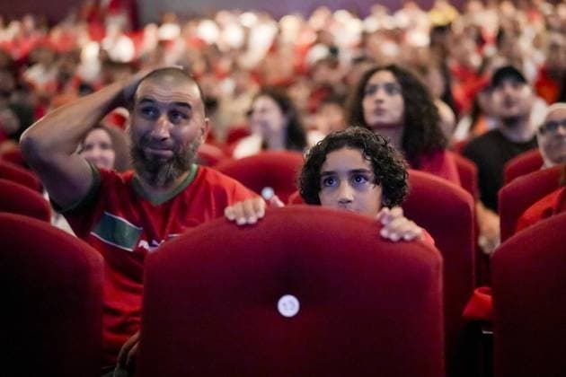 AMSTERDAM - Morocco fans in Meervaart, an Amsterdam theater, watch the quarter-final match against France at the World Cup. PHIL NIJHUIS ANP netherlands out - belgium out  Copyright: xx x563231813x originalFilename: 563231813.jpg Amsterdam AMSTERDAM - Morocco fans in Meervaart, an Amsterdam theater, watch the quarter-final match against France at the World C xVIxIMAGO ANPxIVx imago images 0861207082 originalFilename: 0861207082st.jpg