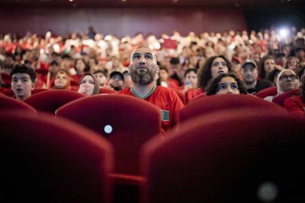 AMSTERDAM - Morocco fans in Meervaart, an Amsterdam theater, watch the quarter-final match against France at the World Cup. PHIL NIJHUIS ANP netherlands out - belgium out  Copyright: xx x563231817x originalFilename: 563231817.jpg Amsterdam AMSTERDAM - Morocco fans in Meervaart, an Amsterdam theater, watch the quarter-final match against France at the World C xVIxIMAGO ANPxIVx imago images 0861207083 originalFilename: 0861207083st.jpg