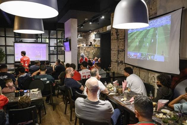UTRECHT - Visitors to a hospitality establishment watch the match between France and Morocco in the quarter-finals of the World Cup. ROBIN UTRECHT ANP netherlands out - belgium out  Copyright: xx x563235435x originalFilename: 563235435.jpg Utrecht UTRECHT - Visitors to a hospitality establishment watch the match between France and Morocco in the quarter-finals of th xVIxIMAGO ANPxIVx imago images 0861209804 originalFilename: 0861209804st.jpg