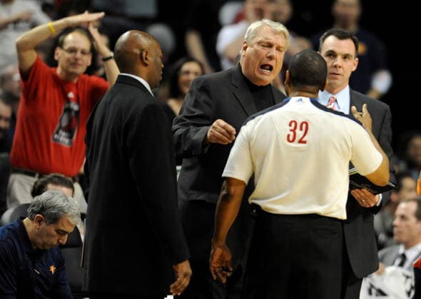 USA BASKETBALL NBA, Basketball Herren, USA Golden State Warriors at Portland Trailblazers epa02117450 Head coach Don Nelson of the Golden State Warriors has some words with official Eddie Rush in the fourth quarter of the game against the Portland Trailblazers at the Rose Garden in Portland, Oregon, USA, 14 April 2010. Portland United States  Copyright: xSTEVExDYKESx