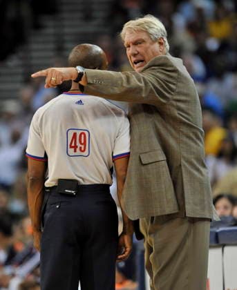 USA BASKETBALL NBA, Basketball Herren, USA Memphis Grizzlies at Golden State Warriors. epa01544540 Golden State Warriors head coach Don Nelson (R) yells at official Tom Washington during a call against the Memphis Grizzlies in the fourth quarter at Oracle Arena in Oakland, California, USA, 07 November 2008. The Grizzlies defeated the Warriors 109-104. OAKLAND United States  Copyright: xJOHNxG.xMABANGLOx