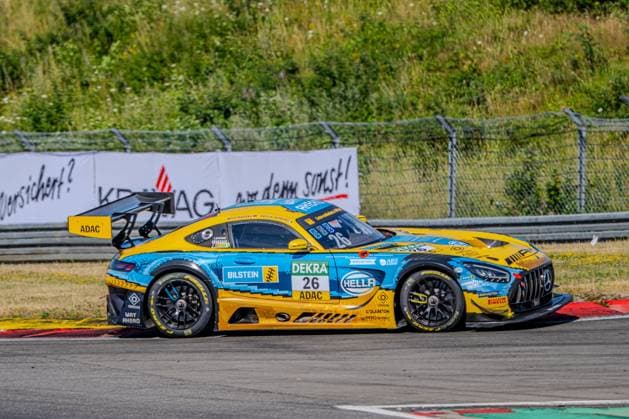 Der Mercedes-AMG GT3 mit der Startnummer 26 durchfährt eine Kurve auf dem Nürburgring. Das Fahrzeug trägt die Fahrernamen Nico Mantse, Felice Jelmini und einen dritten Fahrer auf der Windschutzscheibe sowie Sponsorenlogos von DEKRA, HELLA, Bilstein, ADAC, RAVENOL und Pirelli. Mercedes-AMG GT3 26 auf dem Nürburgring *** The Mercedes AMG GT3 with start number 26 is navigating a turn at the Nürburgring. The car features the names of drivers Nico Mantse, Felice Jelmini, and a third driver on the windshield, as well as sponsor logos from DEKRA, HELLA, Bilstein, ADAC, RAVENOL, and Pirelli. Mercedes-AMG GT3 No. 26 at the Nürburgring Copyright: xMichaelxSchäferx