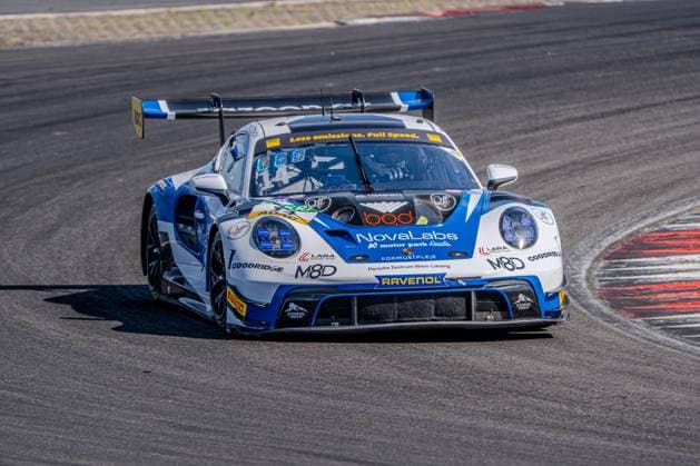 Der Porsche 911 GT3 R Evo 14 von Razoon - more than Racing durchfährt eine Kurve am Nürburgring in der Frontansicht. Die weiß-blaue Lackierung mit NovaLabs-, RAVENOL- und Goodridge-Sponsoring ist klar erkennbar. Porsche 911 GT3 R Evo 14 von Razoon - more than Racing am Nürburgring *** The Porsche 911 GT3 R Evo 14 from Razoon more than Racing takes a turn at the Nürburgring, viewed from the front. The white-and-blue paint scheme featuring NovaLabs, RAVENOL, and Goodridge is clearly visible. The Porsche 911 GT3 R Evo 14 from Razoon more than Racing at the Nürburgring Copyright: xMichaelxSchäferx