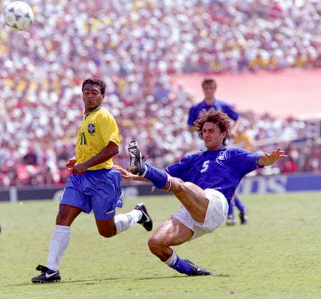 940717 Football, FIFA World Cup, WM, Weltmeisterschaft, Fussball 1994 (USA), Final, Brazil - Italy 0-0, 3-2 (after penalties): Italys Paolo Maldini clears the ball in front of Brazils Romario. Photo: BILDBYRAN M013_19 940717braita final brasilien italien brazil italy brazil v italym013_19 scanx dia bbeng fotboll football soccer VM VM94 VM1994 VM 1994 fotbolls-vm fifa world cup 940717 world championships världsmästerskap rose bowl los angeles pasadena july 17 1994 *** 940717 Soccer, 1994 FIFA World Cup in the U.S., Final, Brazil vs. Italy 0–0, 3–2 after penalty kicks. Italy’s Paolo Maldini clears the ball in front of Brazil’s Romário. Photo: BILDBYRAN M013 19 940717braita final brasilien italien brazil italy brazil v italym013 19 scanx dia bbeng fotboll football soccer World Cup, World Cup ’94, World Cup 1994, FIFA World Cup, 940717, World Championships, Rose Bowl, Los Angeles, Pasadena, July 17, 1994  Copyright: BILDBYRAN BB940717BB074