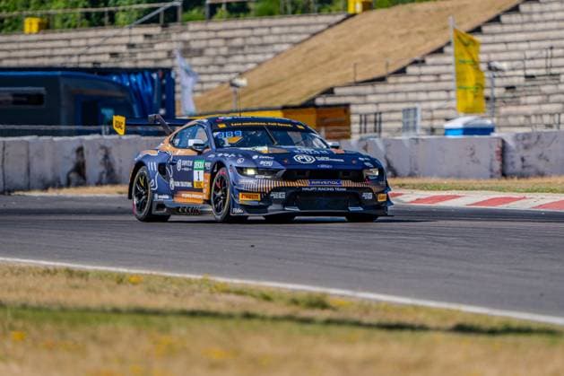 Der Ford Mustang GT3 Evo mit der Startnummer 1 des Haupt Racing Team durchfährt eine Kurve am Nürburgring bei sonnigem Wetter. Die Frontpartie mit den eingeschalteten LED-Scheinwerfern und den Sponsorenlogos von RAVENOL, NOVEM, DEKRA und Flow Solutions ist klar zu sehen. Ford Mustang GT3 Evo 1 des Haupt Racing Team am Nürburgring *** The Haupt Racing Team’s No. 1 Ford Mustang GT3 Evo navigates a turn at the Nürburgring in sunny weather. The front end, with its LED headlights on and the sponsor logos of RAVENOL, NOVEM, DEKRA, and Flow Solutions, is clearly visible. The Haupt Racing Team’s Ford Mustang GT3 Evo No. 1 at the Nürburgring Copyright: xMichaelxSchäferx