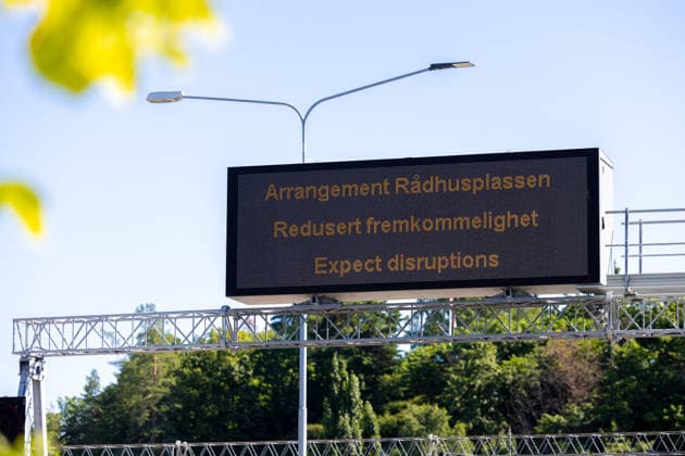 Forberedelser for kvartfinalen Norge - England i VM Oslo 20260710. Et veiskilt varsler redusert fremkommelighet i Oslo sentrum i forbindelse med VM-kampen lordag. Det er ventet mye folk pa radhusplassen lordag i forbindelse med kvartfinalen i VM mellom Norge og England. Foto: Amanda Pedersen Giske NTB Oslo Norge EDITORIAL USE ONLY. RESTRICTED USE FOR BETTING COMPANIES Ref:0861258534st.jpg *** Preparations for the Norway-England World Cup quarterfinal in Oslo, July 10, 2026. A road sign warns of reduced traffic flow in downtown Oslo in connection with Saturday’s World Cup match. Large crowds are expected at City Hall Square on Saturday for the World Cup quarterfinal between Norway and England. Photo: Amanda Pedersen Giske, NTB, Oslo, Norway. EDITORIAL USE ONLY. RESTRICTED USE FOR BETTING COMPANIES  Copyright: xAmandaxPedersenxGiskex xNTBx