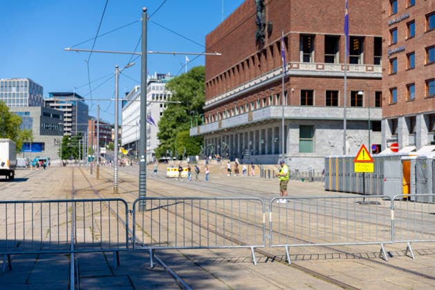 Forberedelser for kvartfinalen Norge - England i VM Oslo 20260710. Trikken kjorer ikke over radhusplassen fredag i forbindelse med forberedelser til kvartfinale kampen som er pa lordag. Det er ventet mye folk pa radhusplassen lordag i forbindelse med kvartfinalen i VM mellom Norge og England. Foto: Amanda Pedersen Giske NTB Oslo Norge EDITORIAL USE ONLY. RESTRICTED USE FOR BETTING COMPANIES Ref:0861258821st.jpg *** Preparations for the Norway vs. England World Cup quarterfinal, Oslo, July 10, 2026. The tram will not run through Town Hall Square on Friday due to preparations for the quarterfinal match, which takes place on Saturday. Large crowds are expected at Town Hall Square on Saturday for the World Cup quarterfinal between Norway and England. Photo: Amanda Pedersen Giske, NTB, Oslo, Norway. EDITORIAL USE ONLY. RESTRICTED USE FOR BETTING COMPANIES.  Copyright: xAmandaxPedersenxGiskex xNTBx