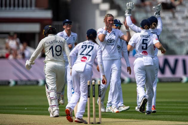 LONDON, ENGLAND - July 10: Lauren Bell of England celebrates the wicket of Yastika Bhatia (wk) of India with teammates during day 1 of the Rothesay Test Match between England Women and India Women at Lord’s Cricket Ground on July 10th, 2026 in London, England. (Photo by Mike Turner Sports Press Photo)  Copyright: xMikexTurnerx xSPPx Sportspressphoto_SPR188339