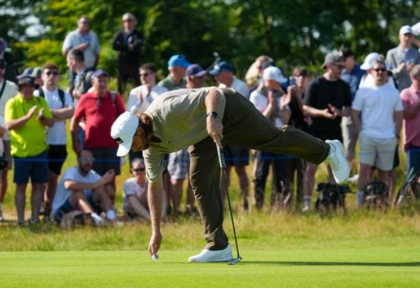 Tommy Fleetwood of England picks his ball from the hole on the 12th green. Genesis Scottish Open, Golf, The Renaissance Club, North Berwick, Scotland, UK - 10 Jul 2026North Berwick The Renaissance Club Scotland United Kingdom  Copyright: xShutterstockx 16984081aq