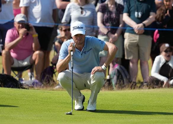 Justin Thomas of USA lines up a putt with what appears to be a tear in the seat of his trousers. Genesis Scottish Open, Golf, The Renaissance Club, North Berwick, Scotland, UK - 10 Jul 2026North Berwick The Renaissance Club Scotland United Kingdom  Copyright: xShutterstockx 16984081au